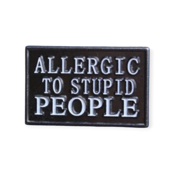 „Allergic to Stupid People“ – Sarkastischer Pin für Denkende