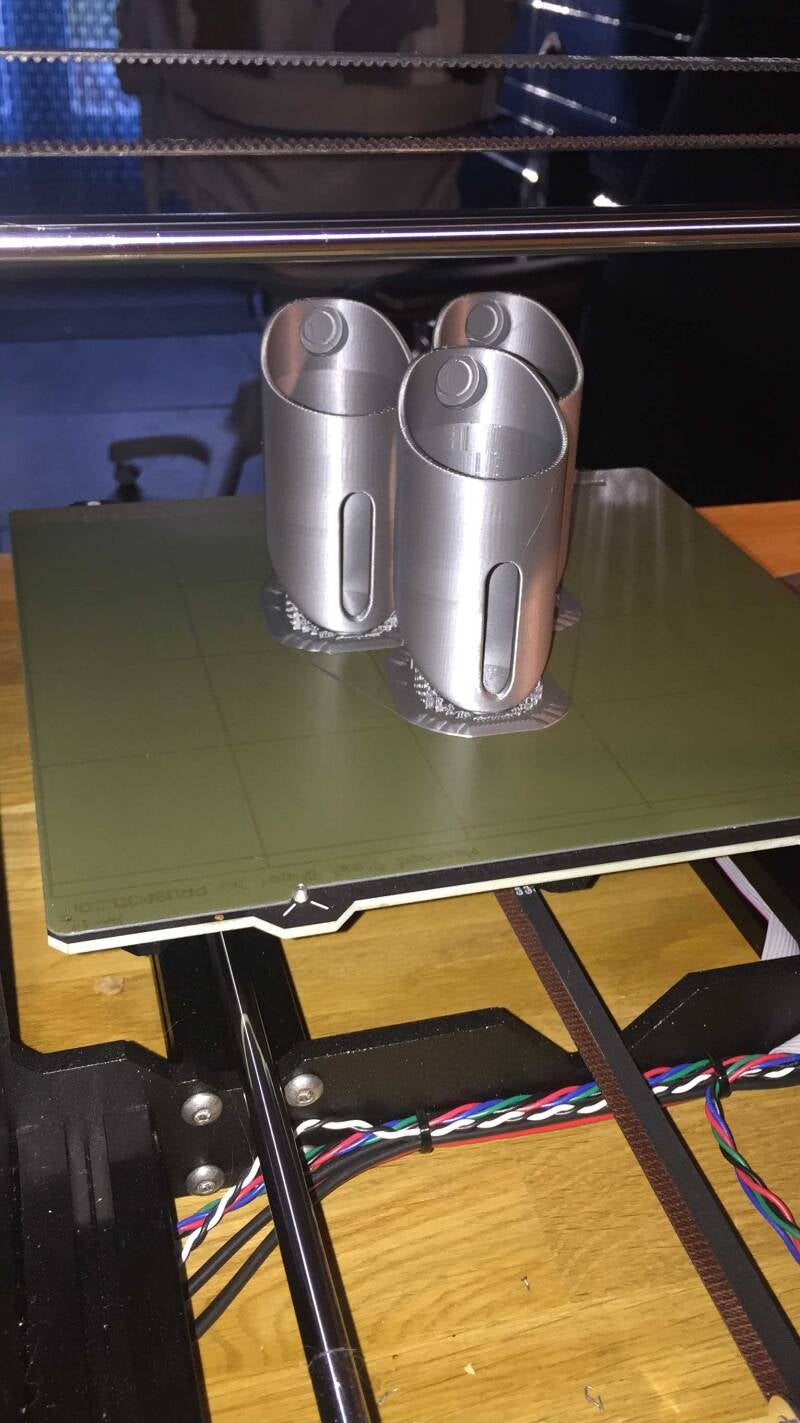 3D printed batch of the magnetic water bottle mount by Dyrgard