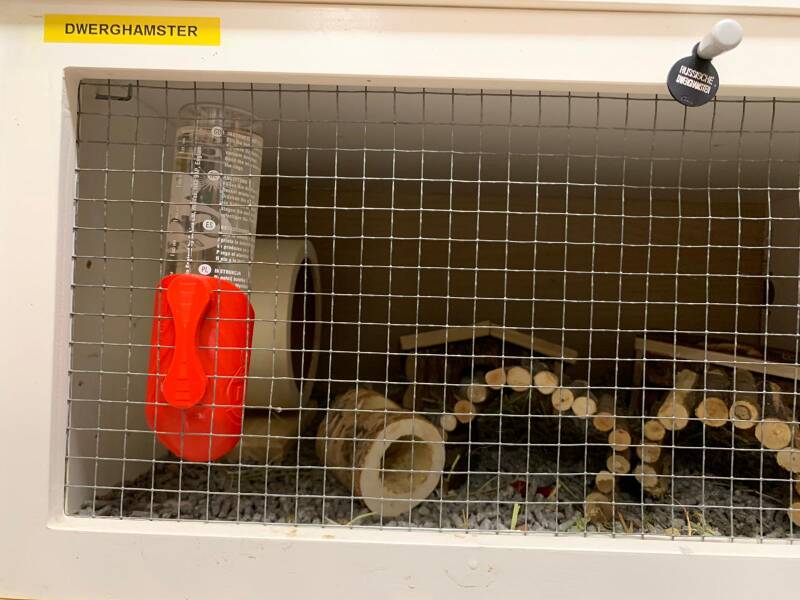 Bottle holder in use with hamster in cage – Dyrgard