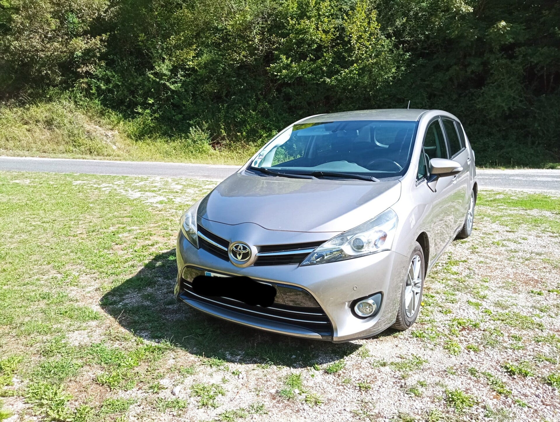 TOYOTA-VERSO  ( prix négociable)