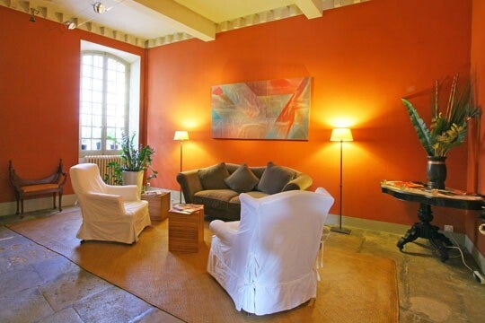 Salon harmonieux aux tons chauds, illustrant l’énergie Feng Shui d’un intérieur équilibré et apaisant