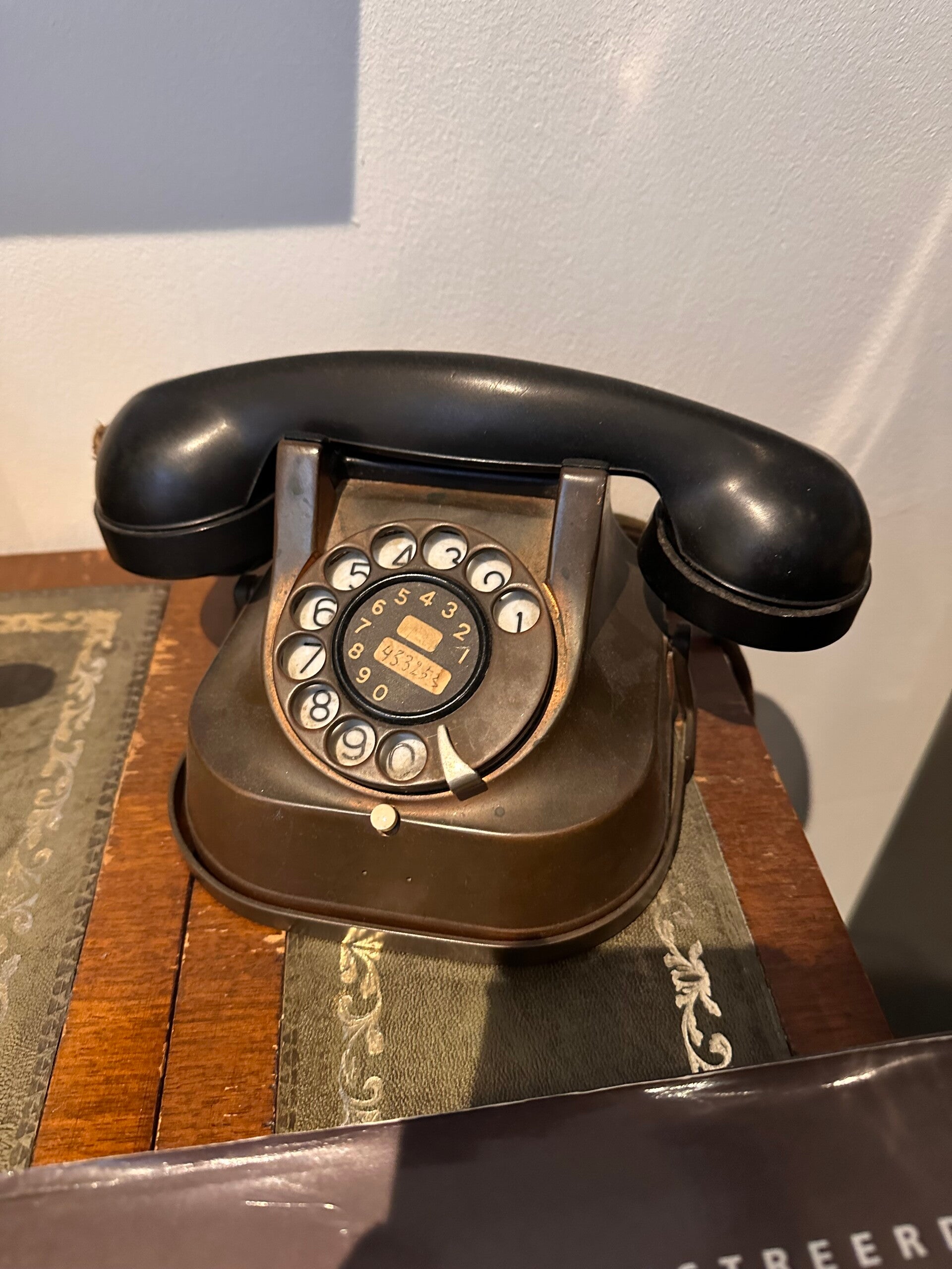 Antiek koperen telefoon uit 1950