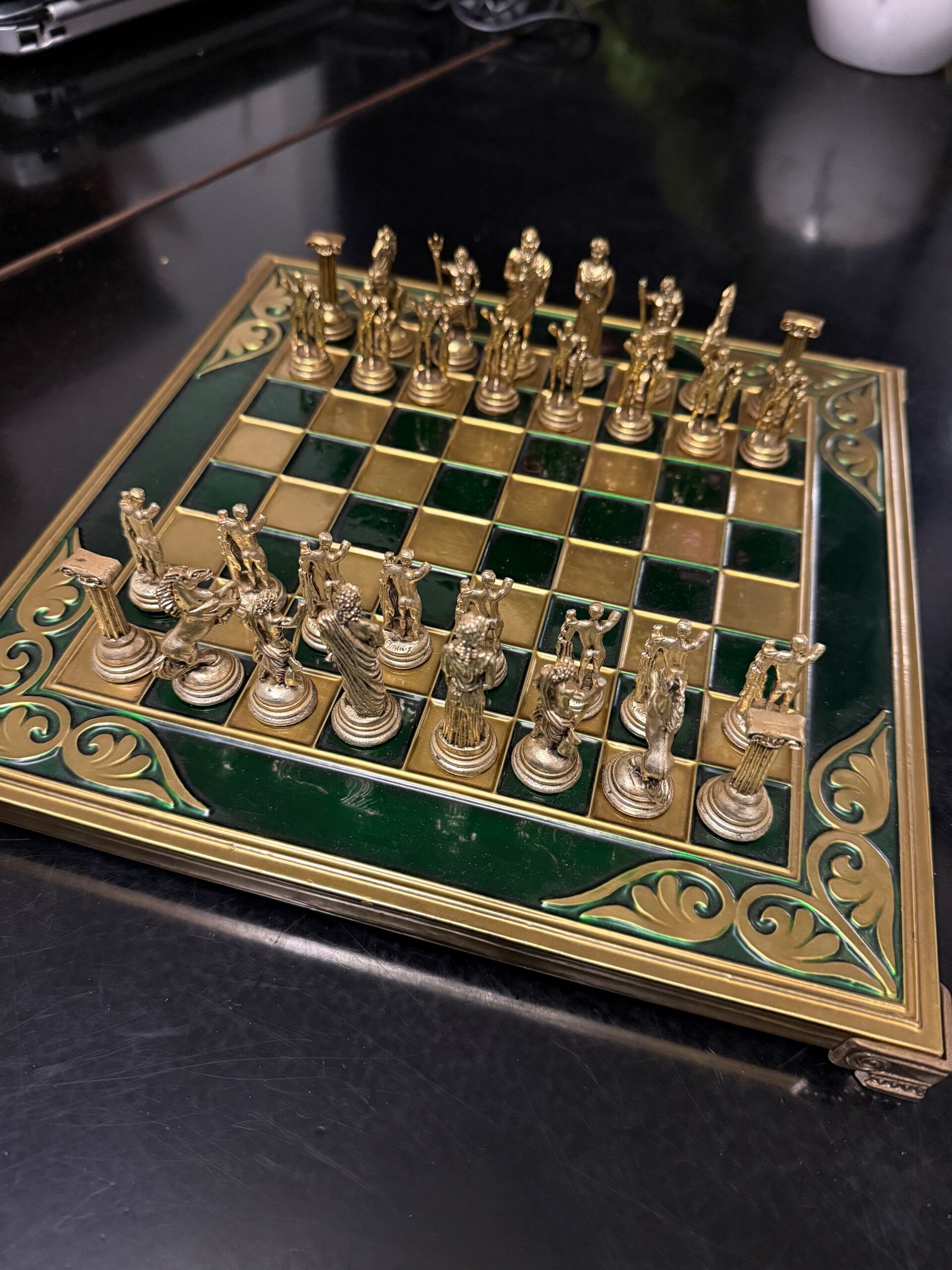 Handgemaakt schaakspel uit de Griekse mythologie - groen/gouden schaakstukken en bronzen schaakbord