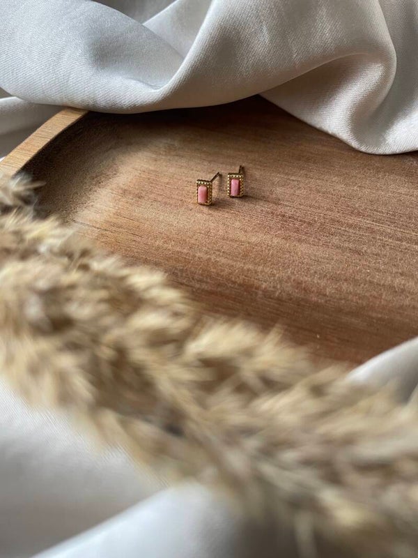 Stud oorbel in roze en zwart