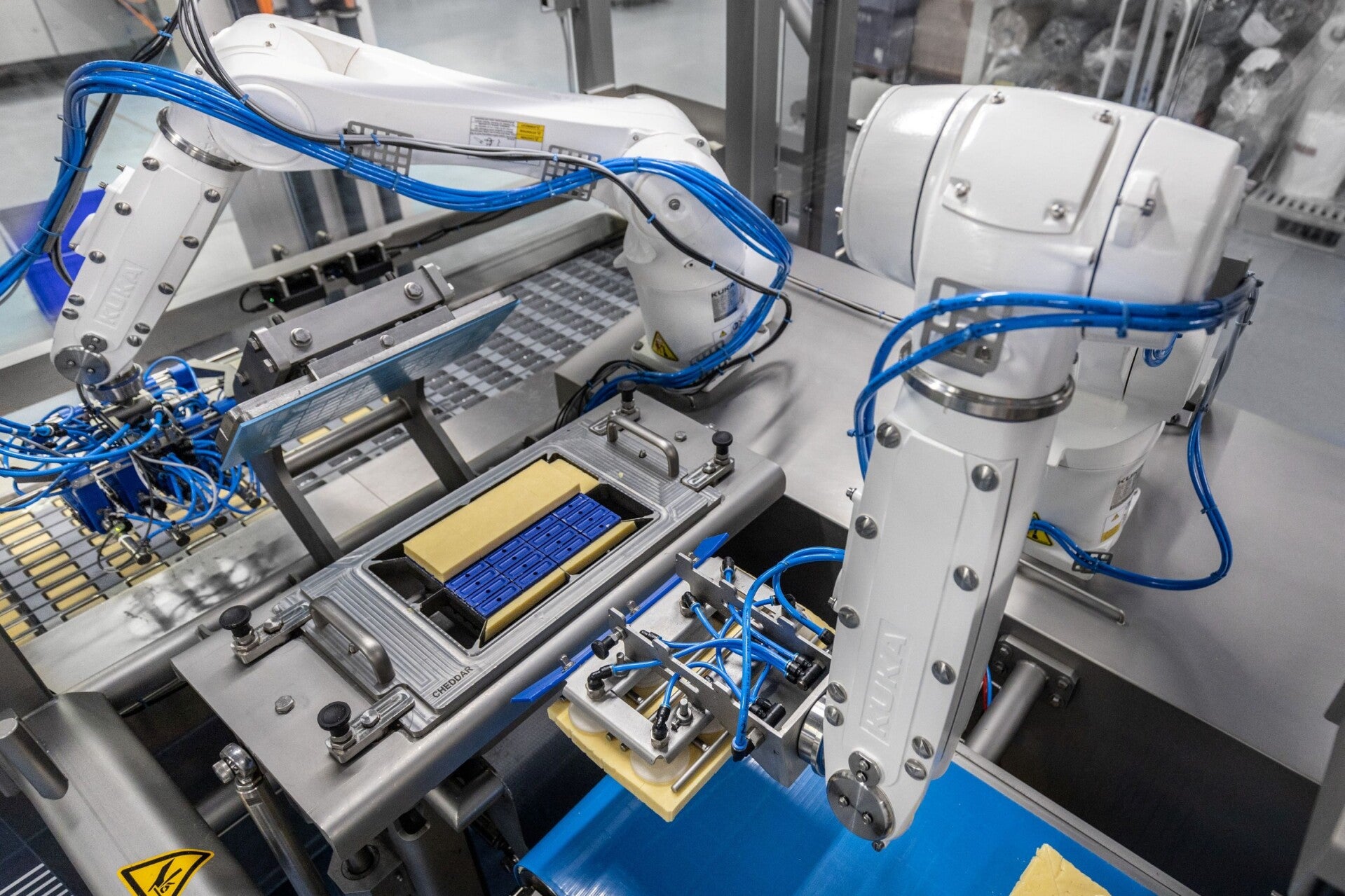 Roboter Agilus von KUKA: Verpackung Käsewürfel