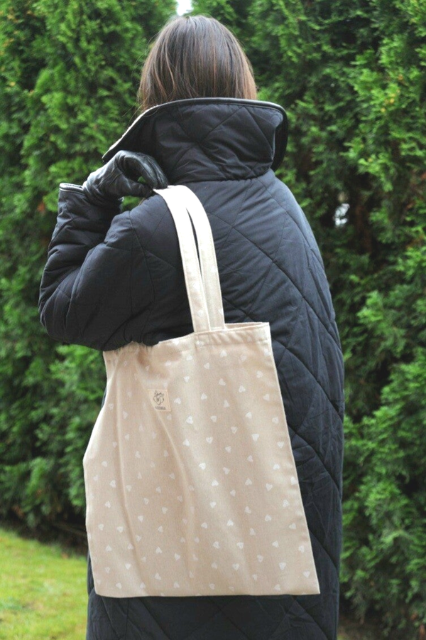 Pienet valkoiset sydämet Kangaskassi