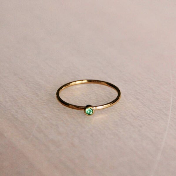 Stalen minimalistische ring mini zirkonia – lichtgroen/goudkleur