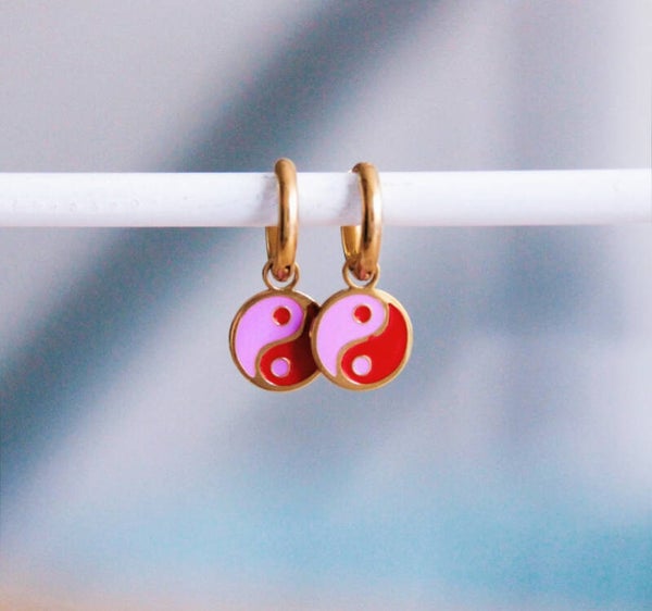 RVS creolen met yingyang – rood/roze