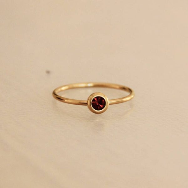 Stalen minimalistische ring met steen - donkerpaars