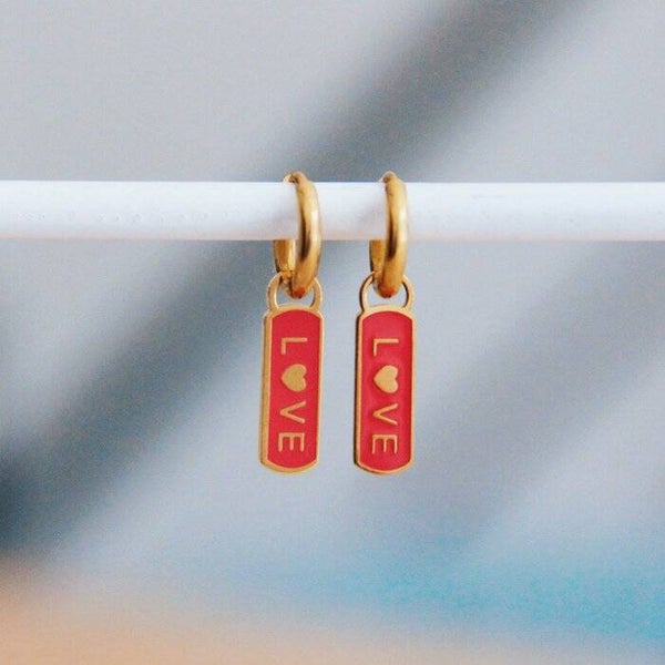 RVS creolen met LOVE tag – rood/goud