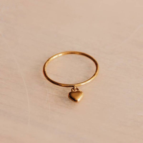 RVS minimalistische ring met hangend hartje – goud