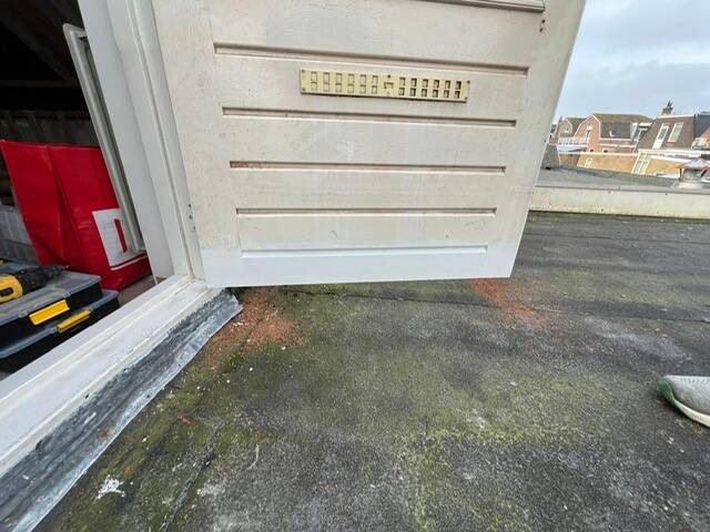 Voorbeeldfoto herstel rottende onderkant deur (na).