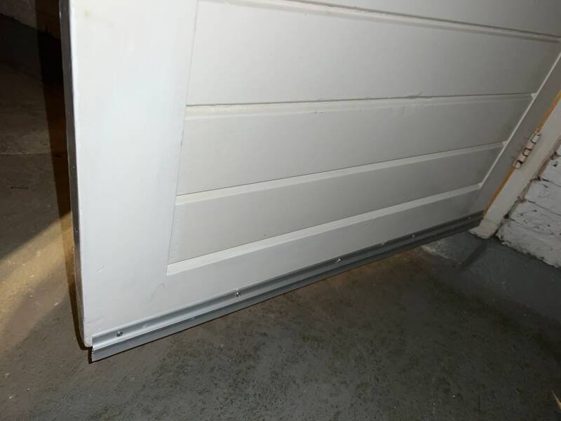 Voorbeeldfoto herstel rottende onderkant deur (na).