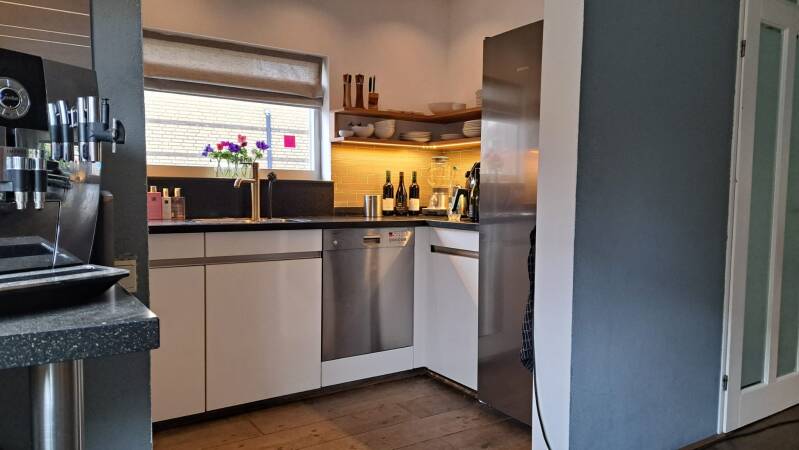 Foto van nieuw geïnstalleerde keuken