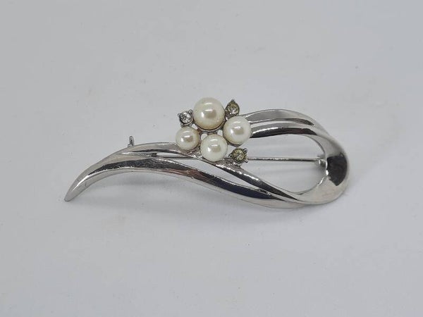 Zilverkleurige vintage broche, strass en faux parels