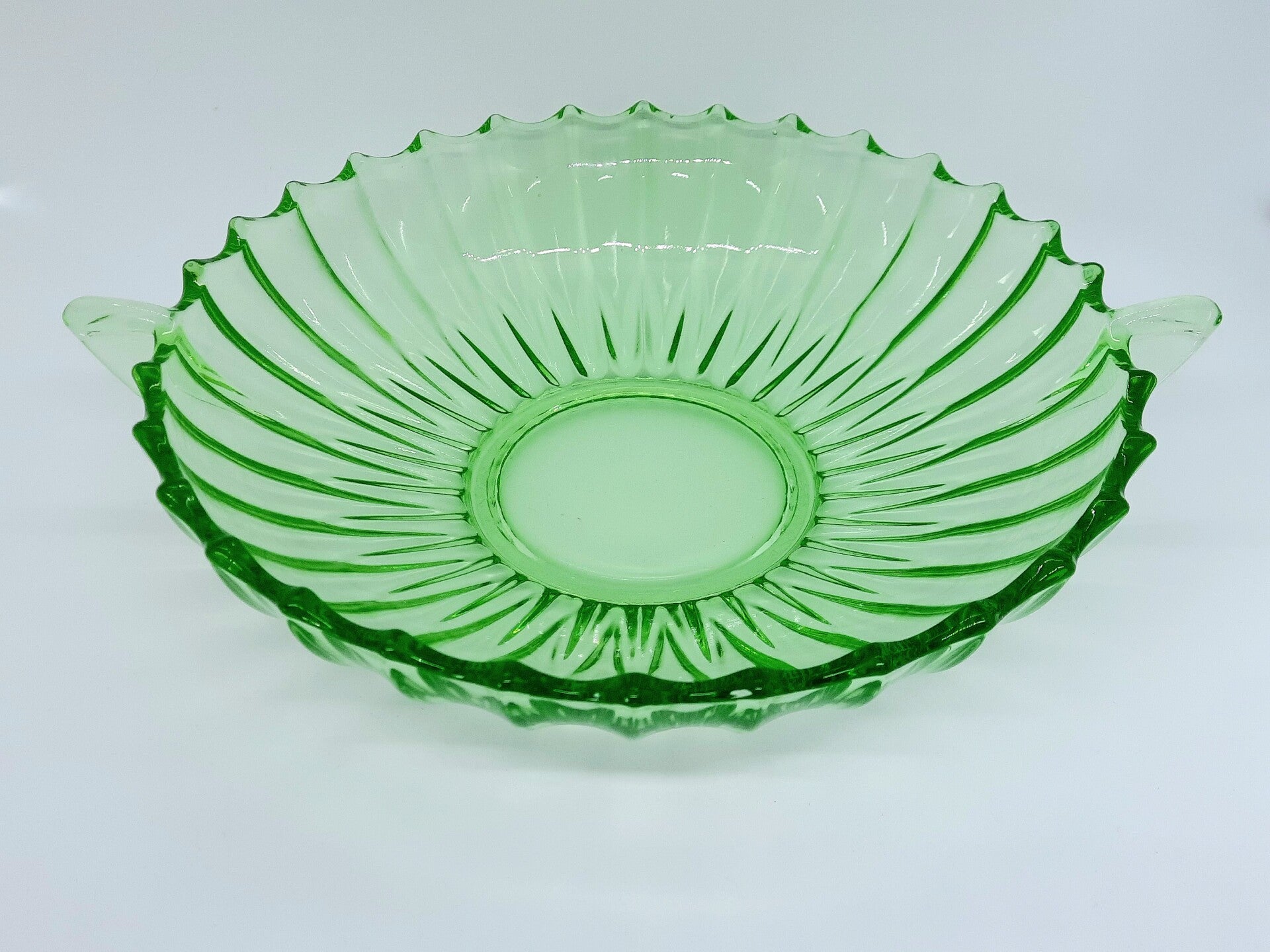 Vintage ronde , groene persglas schaal