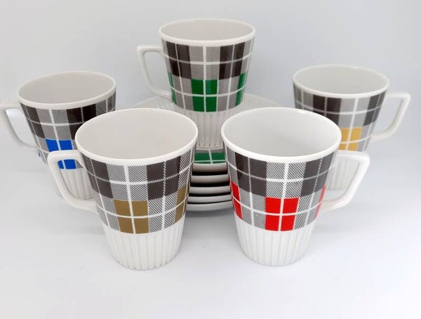 Vijf Mosa kop-en-schotels met ruitjes, porselein