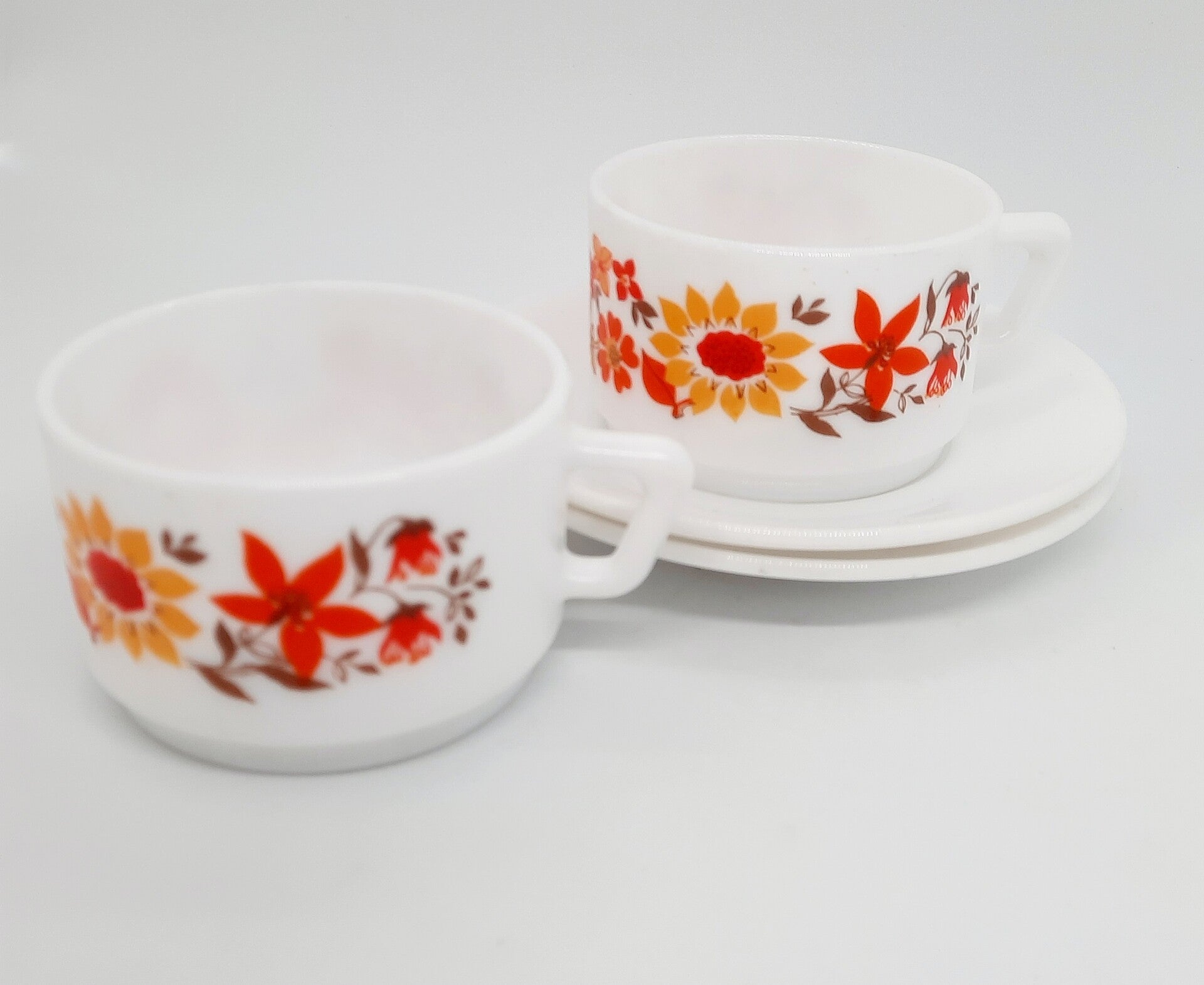 Twee Arcopal kop en schotels Zonnebloem