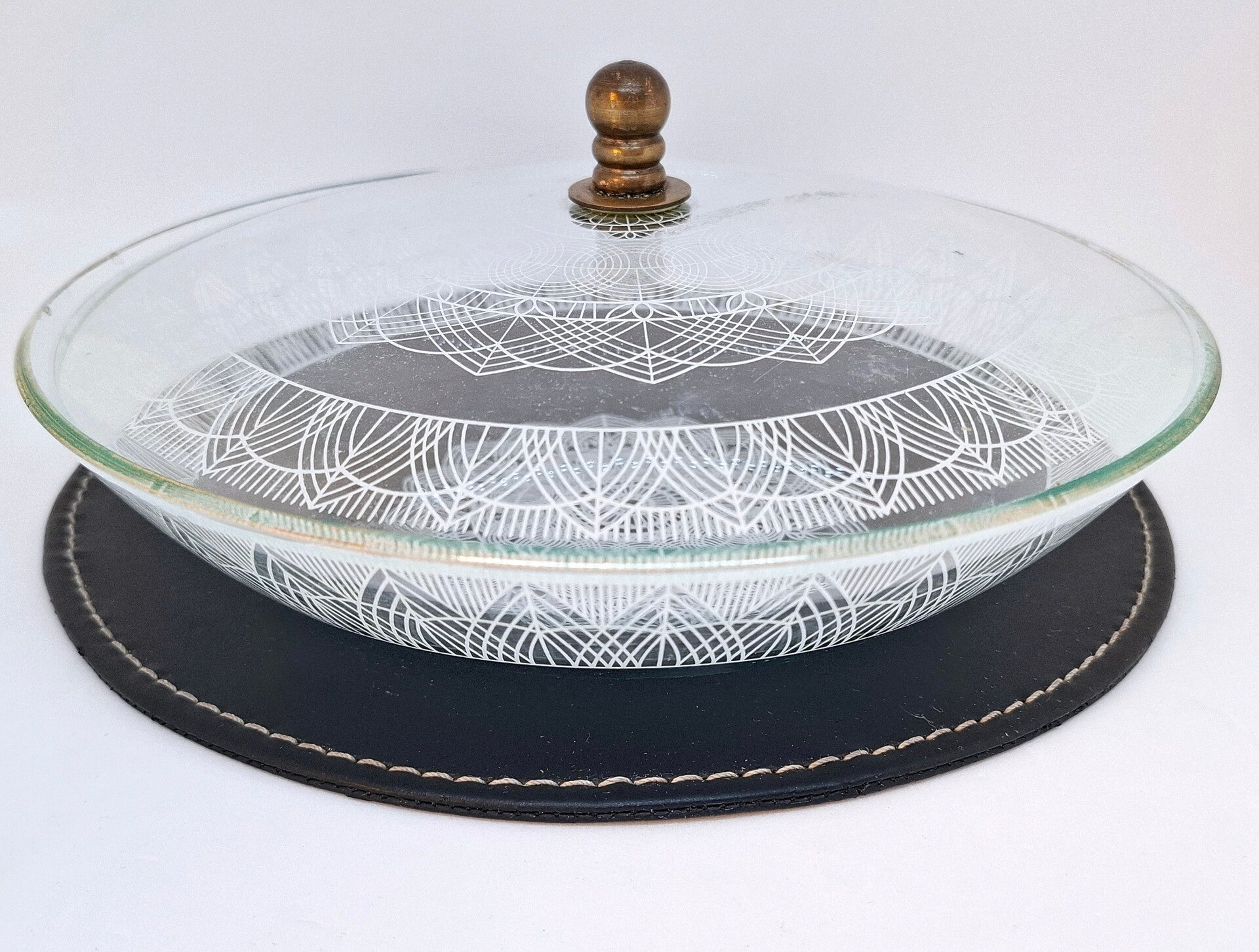 Glazen bonbonnière van dun, bewerkt glas