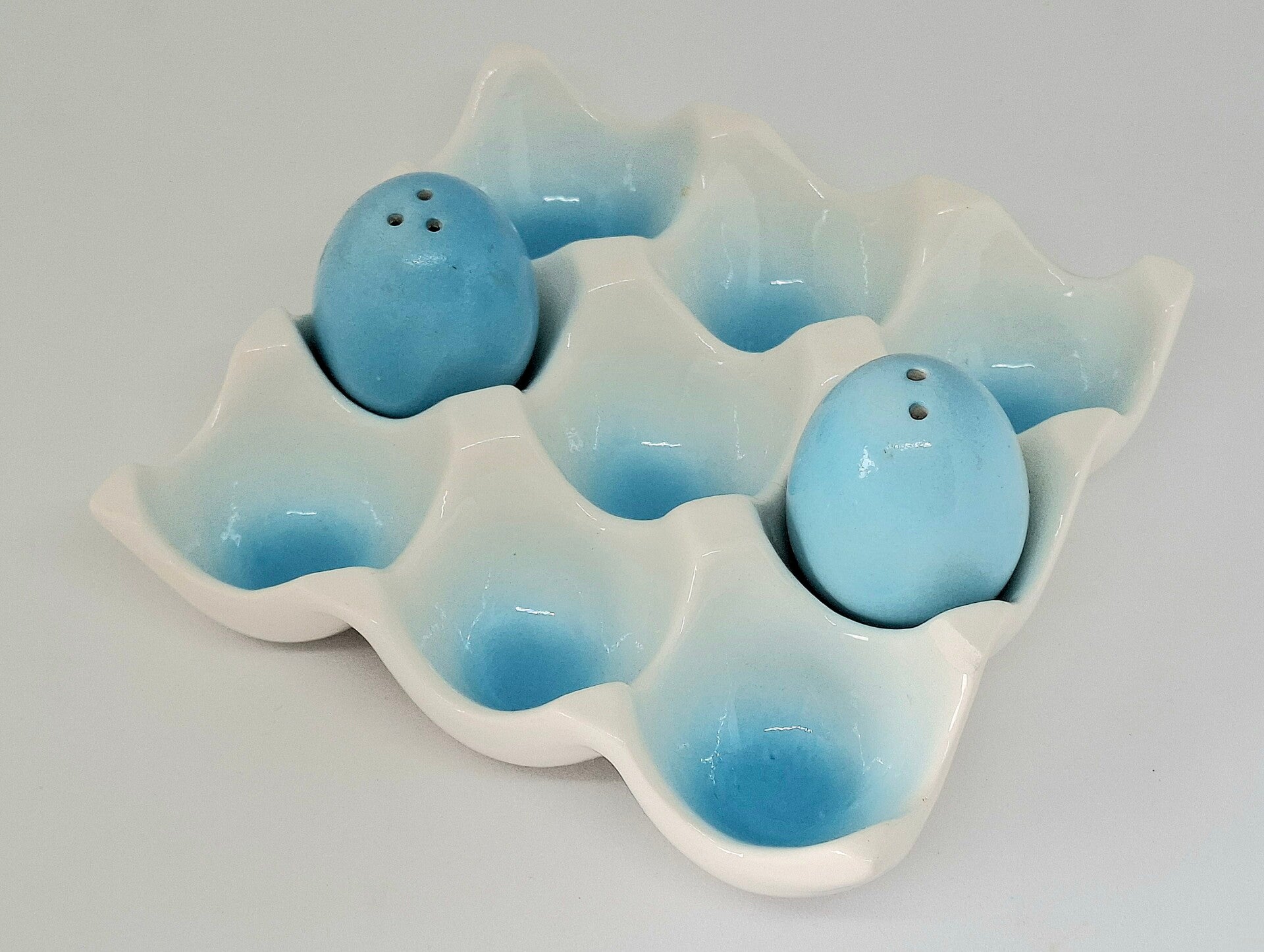 Vintage eierschaal met peper- en zout stel