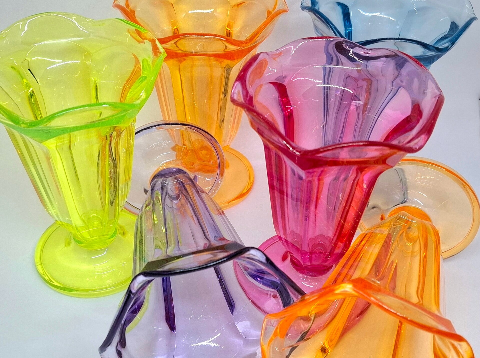 Zes kleurige ijscoupes