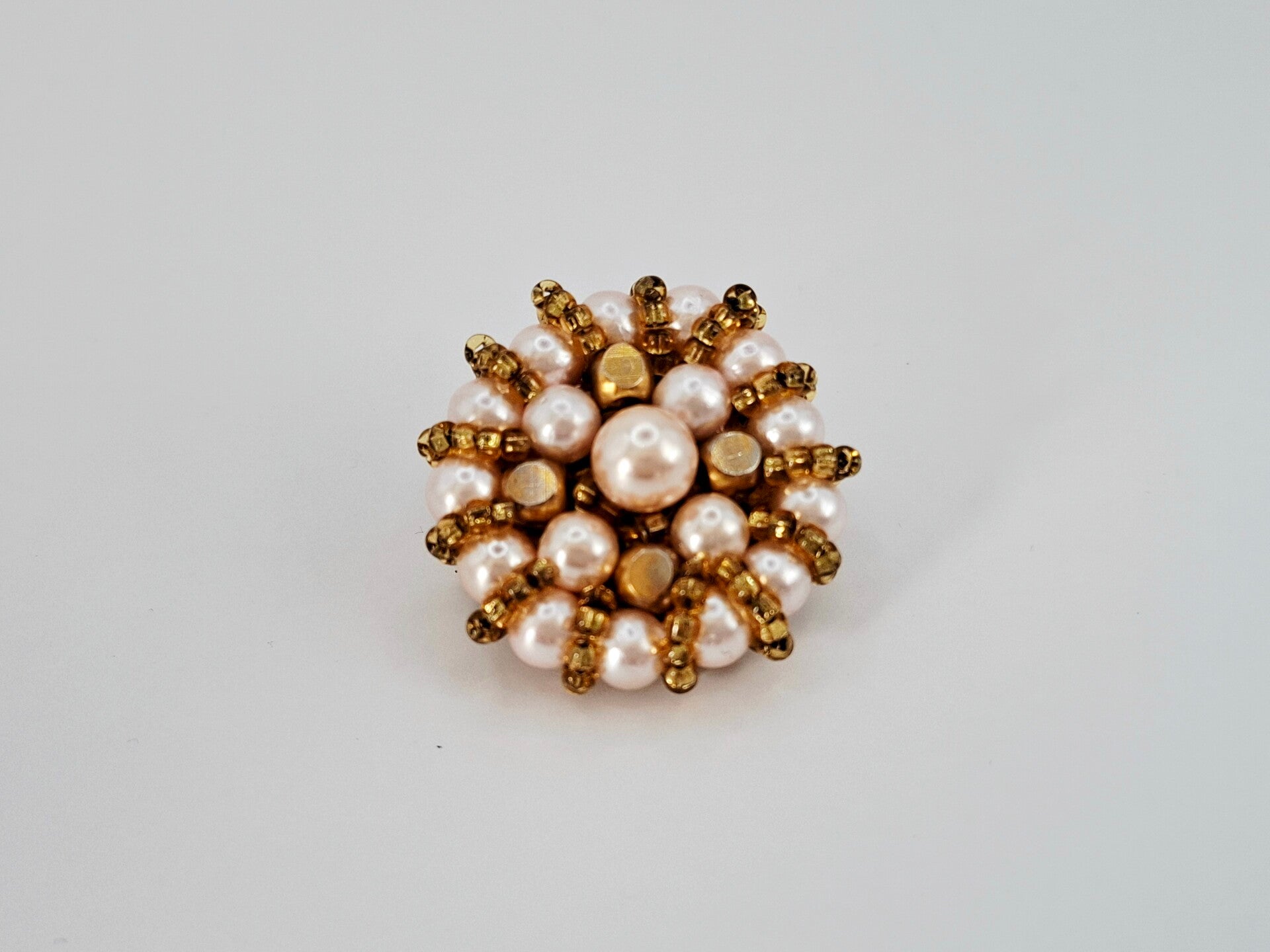 Vintage ronde broche met faux parels