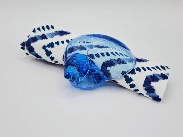 Vijf kobaltblauwe plastic servetringen