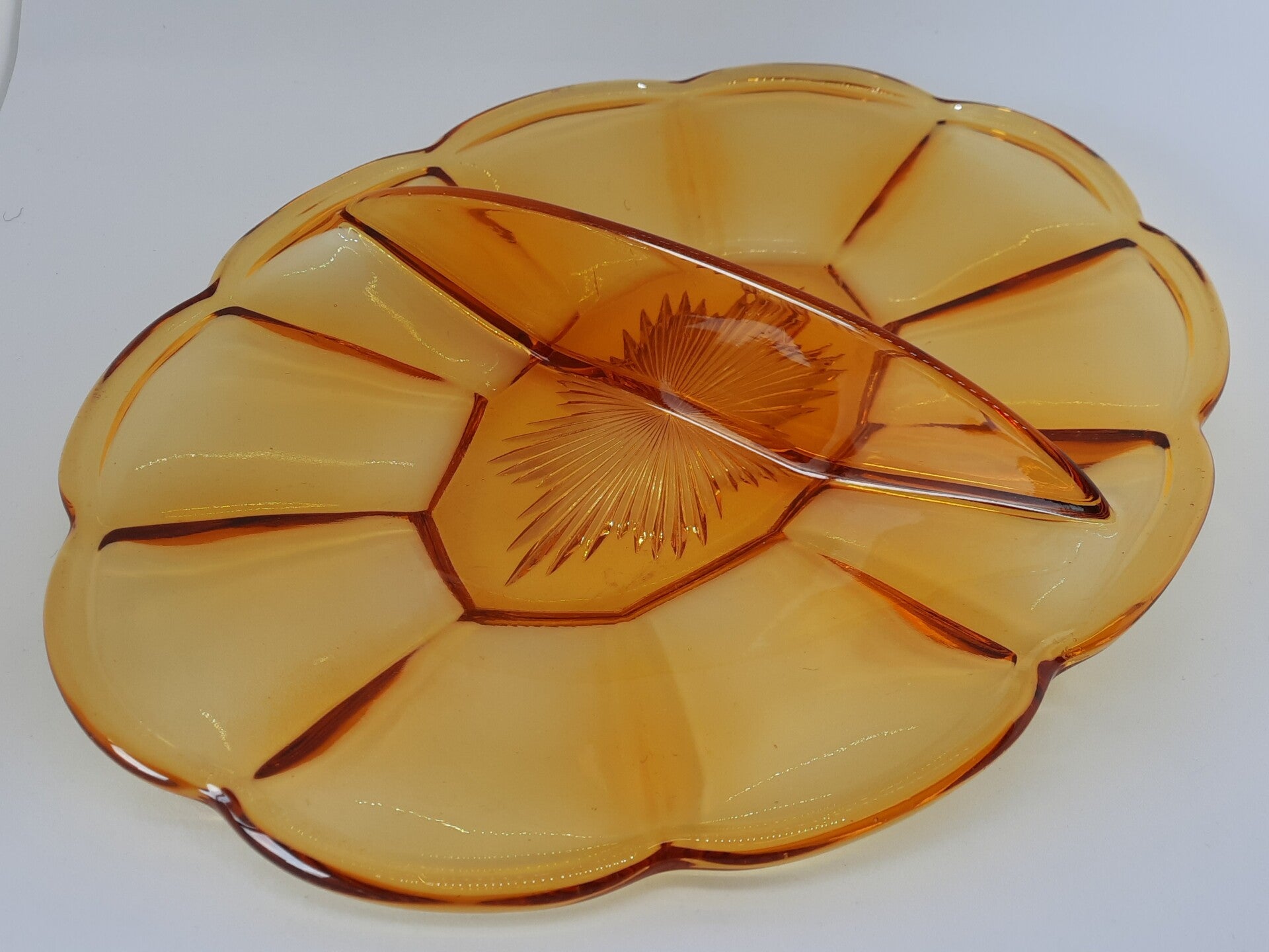 Tweevaks persglas serveerschaal amberkleur