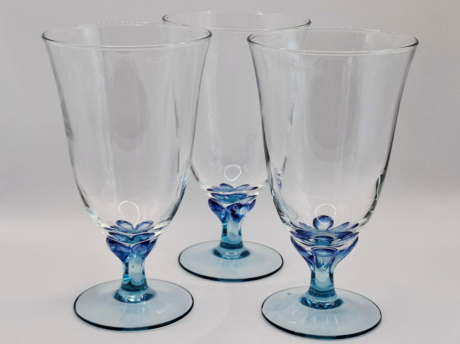 Drie Luminarc glazen met blauwe voet