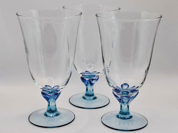 Drie Luminarc glazen met blauwe voet