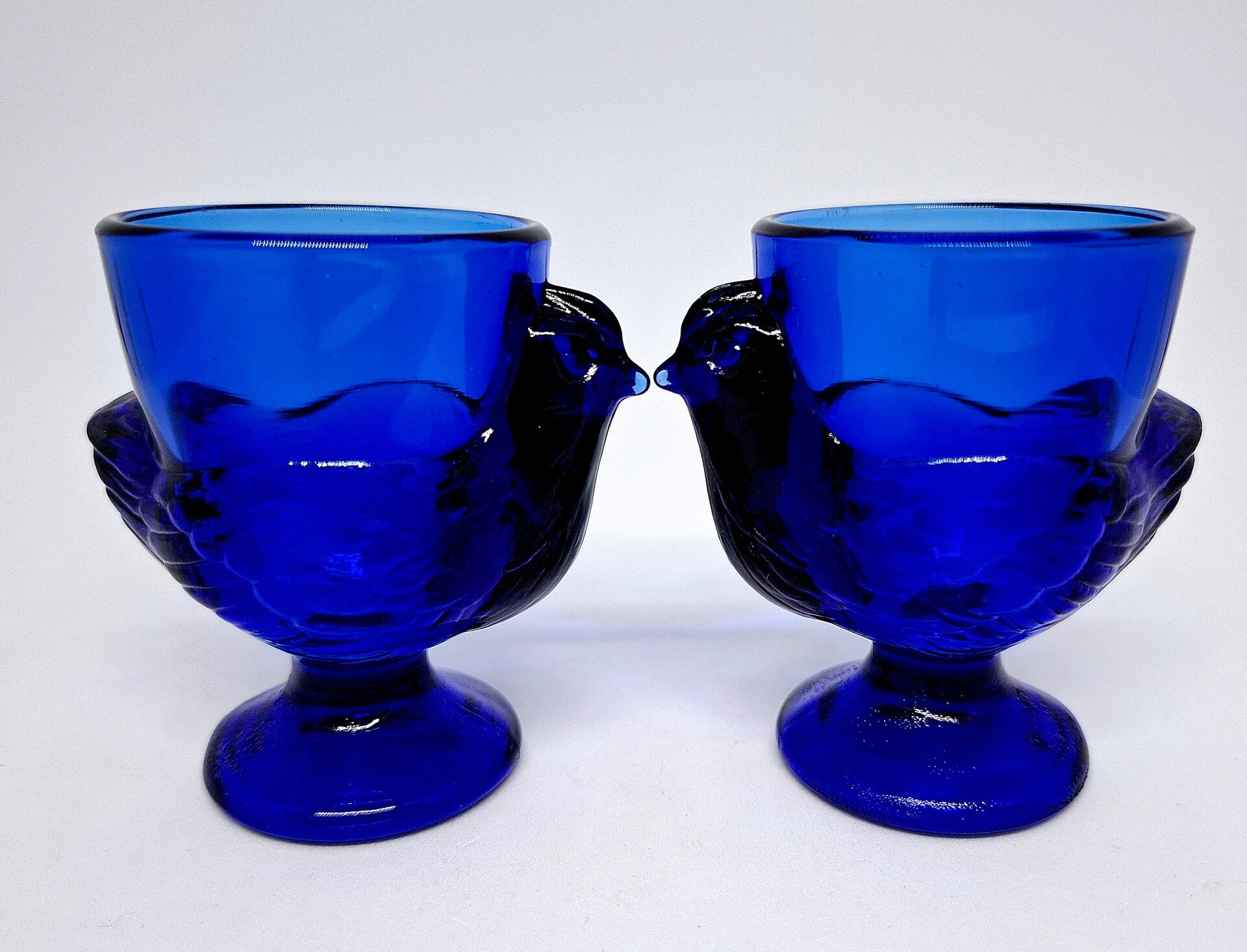 Twee vintage Luminarc eierdopjes, blauw glas