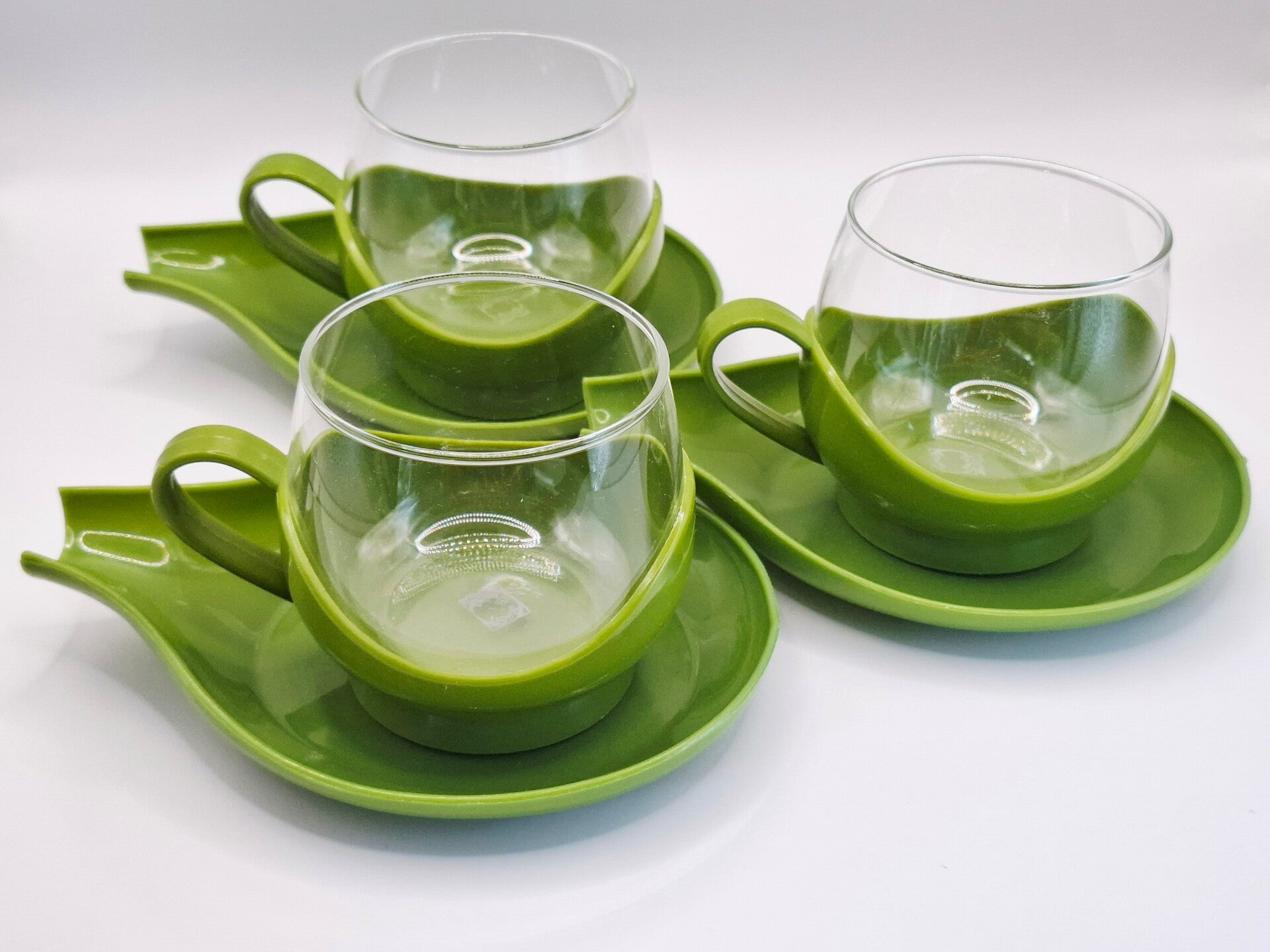 Drie groene Melitta theeglazen met schoteltje