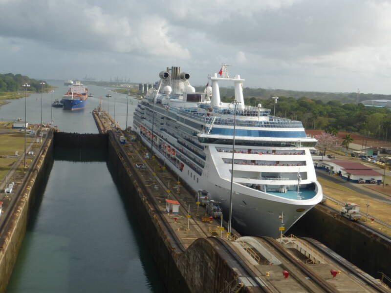 Coral Princess im Panamakanal