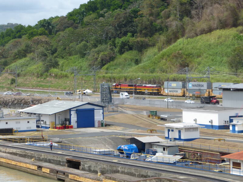 Güterzug am Panamakanal