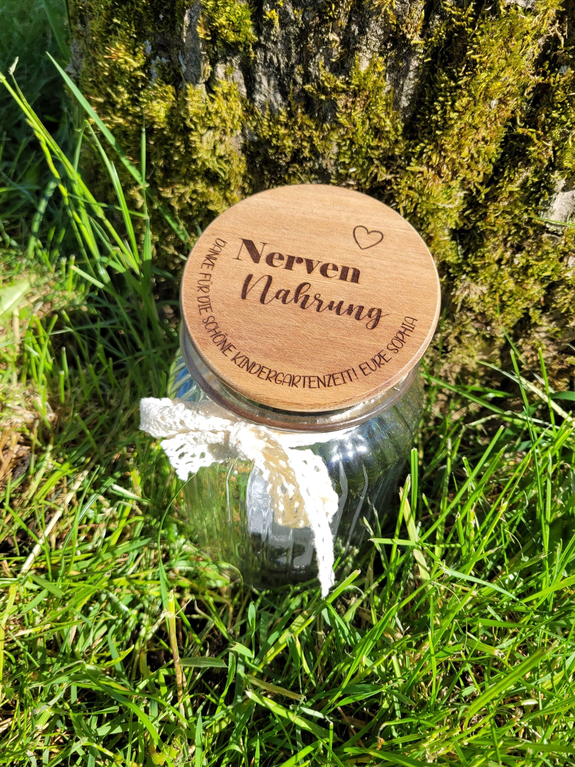 Personalisiertes Glas „Nervennahrung“ gravierter Akazienholz-Deckel mit Namen Pädagogen, Lehrer