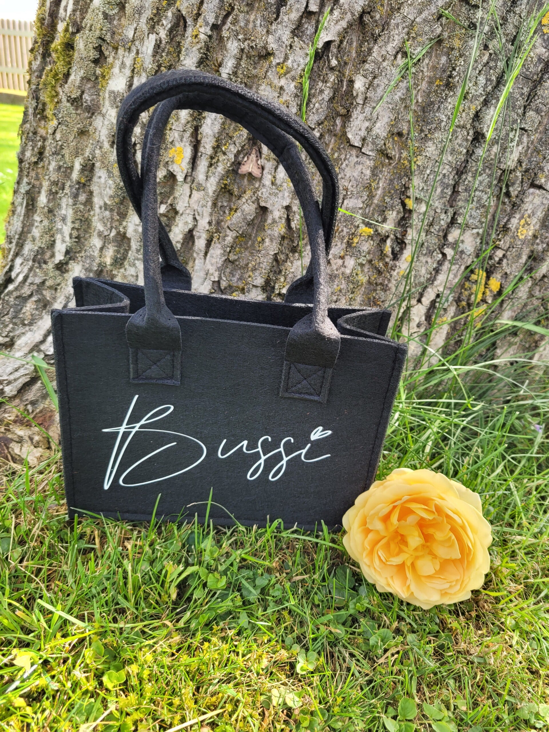 Kleine Filztasche „Bussi“ in Schwarz | 20x15x9 cm | Geschenk für Freundin, Mama, Kollegin | Perfekt kombinierbar mit Vorratsglas 💝