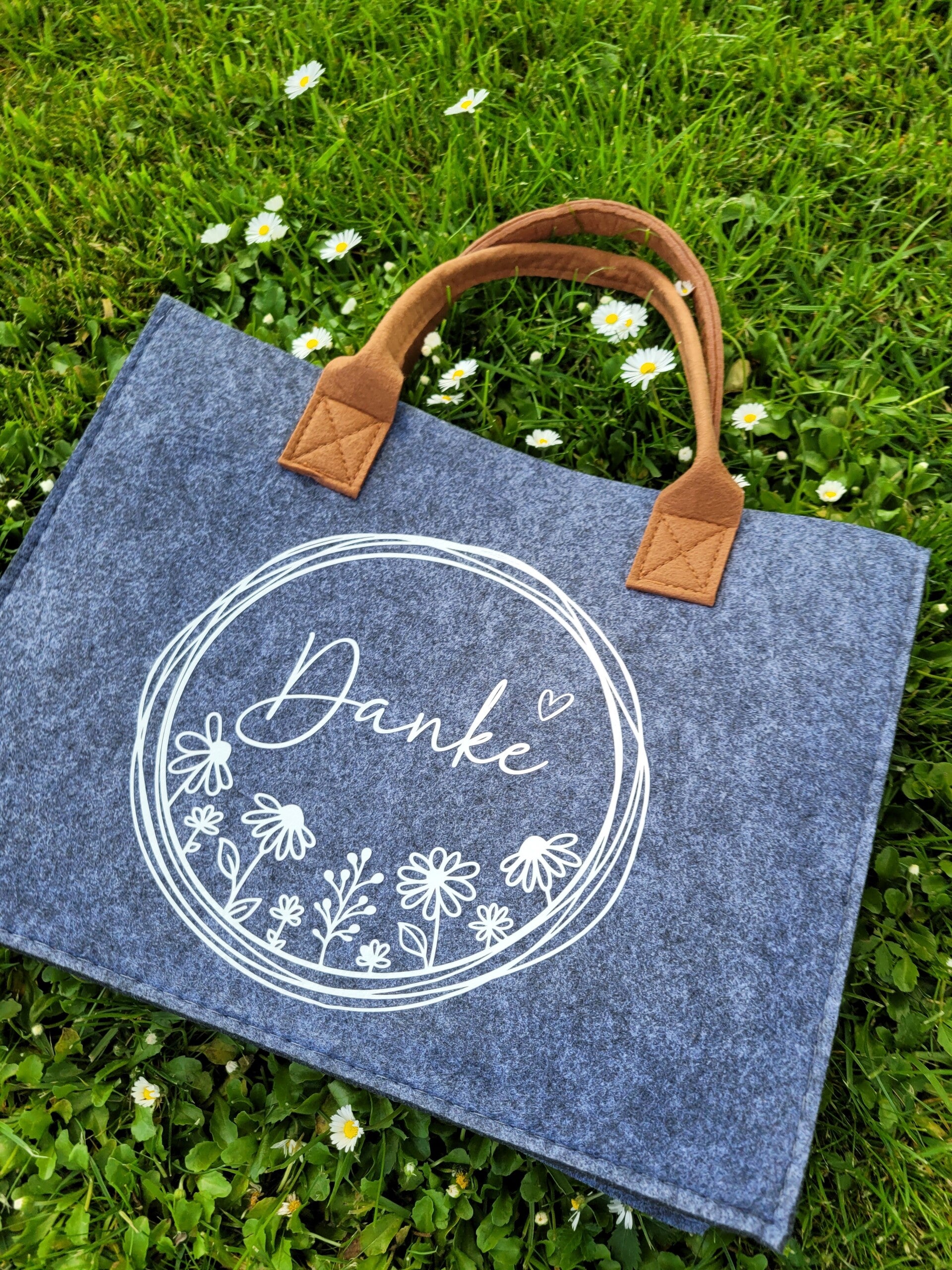 Graue Filztasche „Danke“ mit liebevoller Grafik | Geschenk für Pädagogin, Lehrerin, Erzieherin oder Mama | A4 passt perfekt | Ideal mit Vorratsglas & Wein