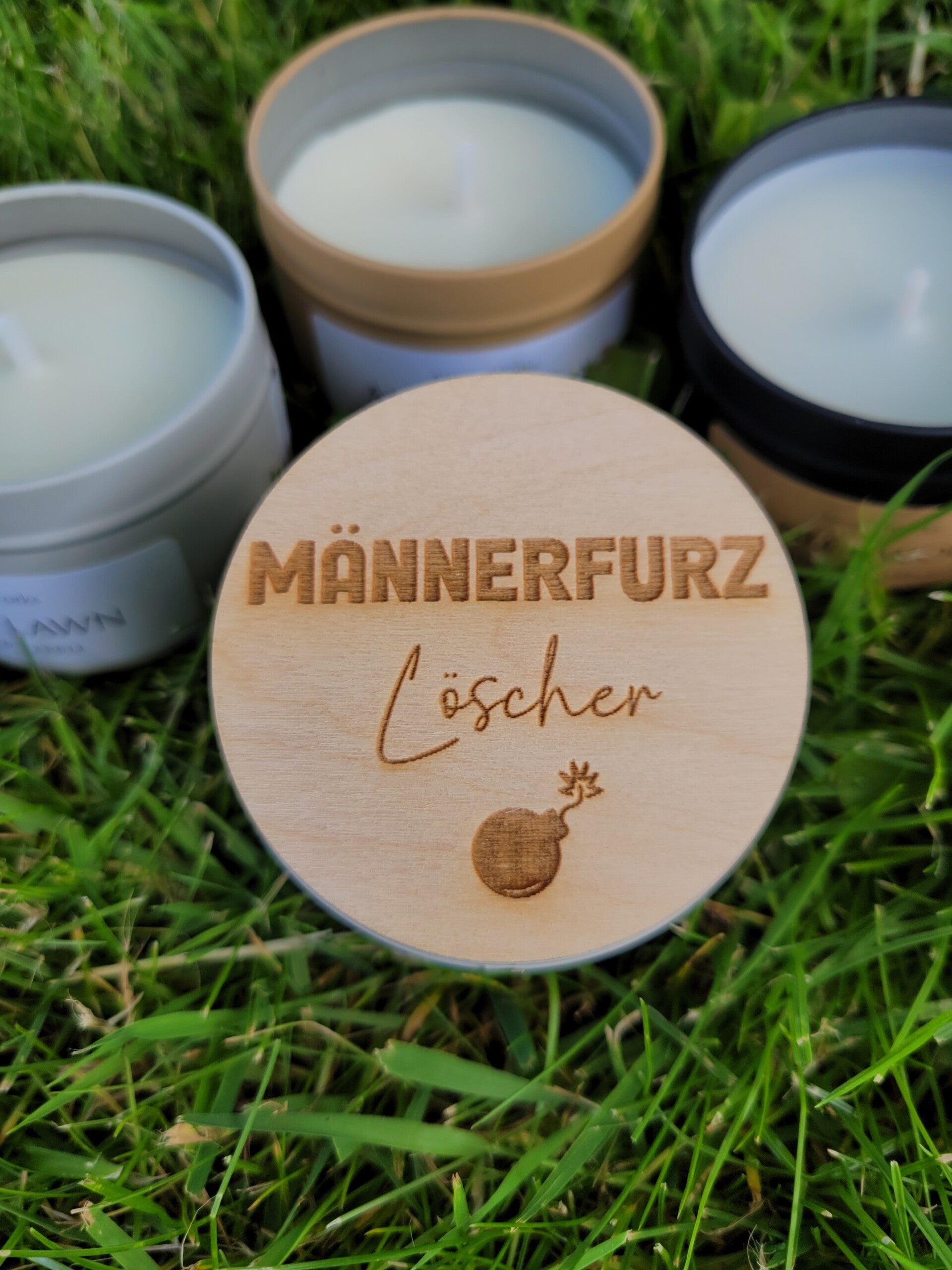 Duftkerze „Männerfurz-Löscher“ | Lustiges Geschenk für Männer, Papa oder Partner | Metalldose mit Gravur | Verschiedene Düfte & Farben