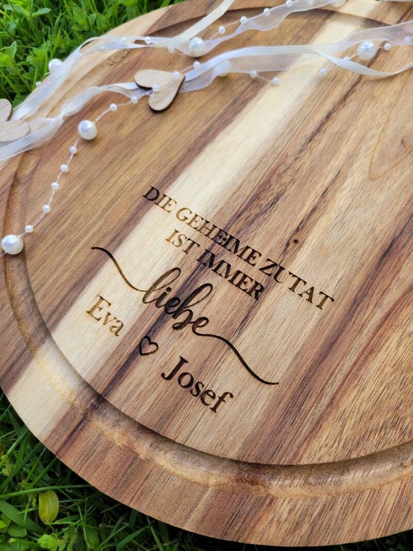 Personalisiertes Hochzeitsgeschenk aus Akazienholz – Holzbrett mit Gravur für Brautpaar
