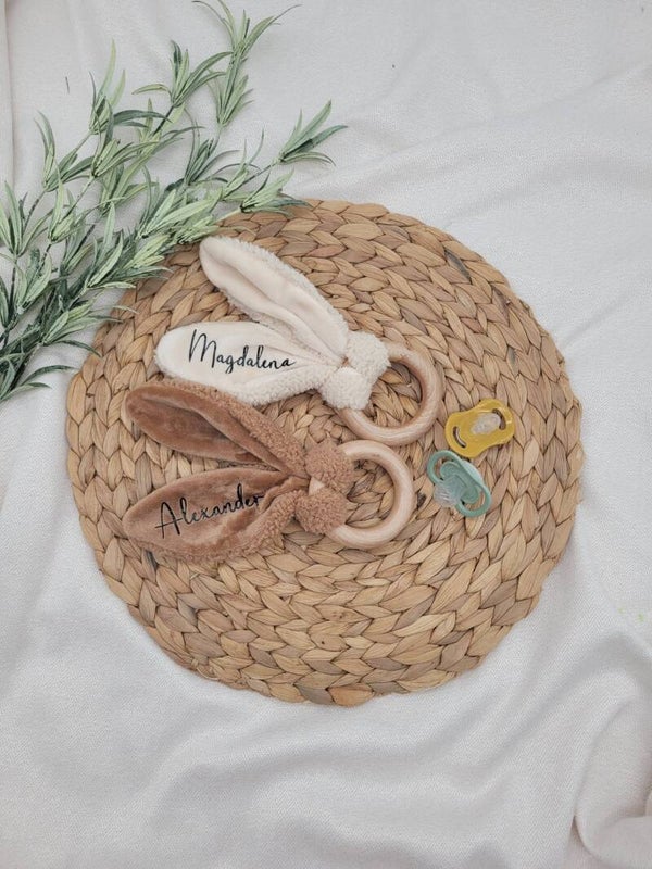 Personalisierter Greifling aus Holz mit Plüschohren – Geschenk zur Geburt mit Namen