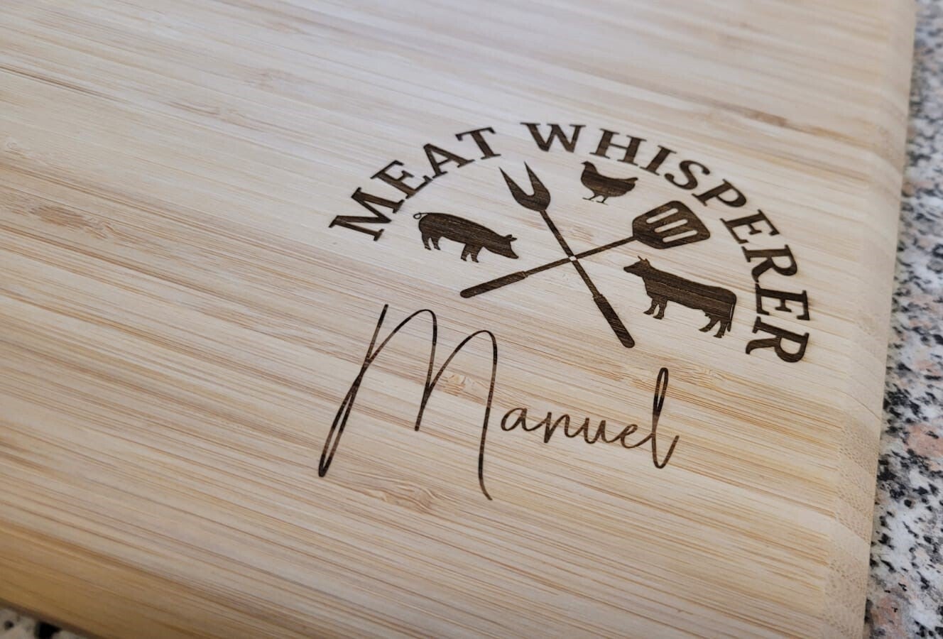 großes Grillbrett Bambus "Meat Whisperer" & Name