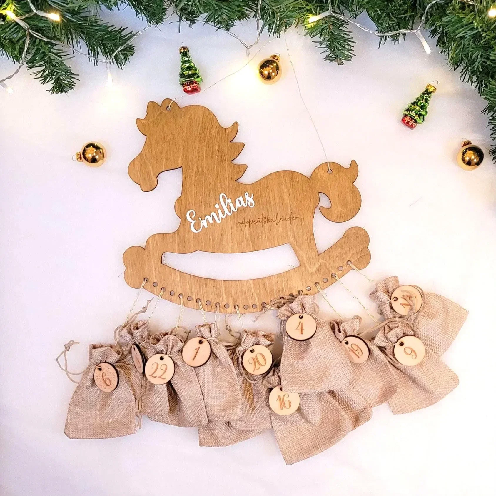 Personalisierbarer Adventskalender aus Holz mit Pferd – Weihnachtskalender zum Selbstbefüllen mit Namen – DIY Adventskalender für Kinder