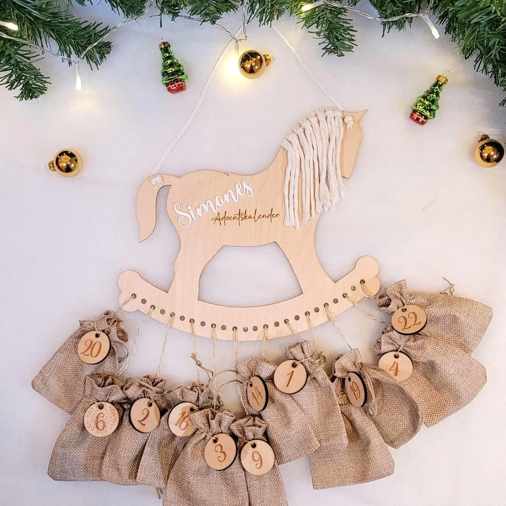 Personalisierbarer Adventskalender aus Holz, Pferd mit Mähne– Weihnachtskalender zum Selbstbefüllen mit Namen – DIY Adventskalender Kinder
