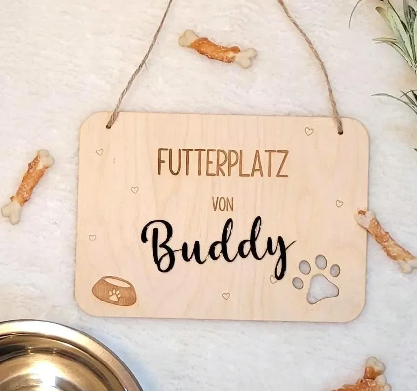 Personalisiertes Schild mit Namen - Futterplatz ,"Hier krümelt", für Hund & Katze, Handgefertigtes Schild Holz, Geschenkidee Weihnachten