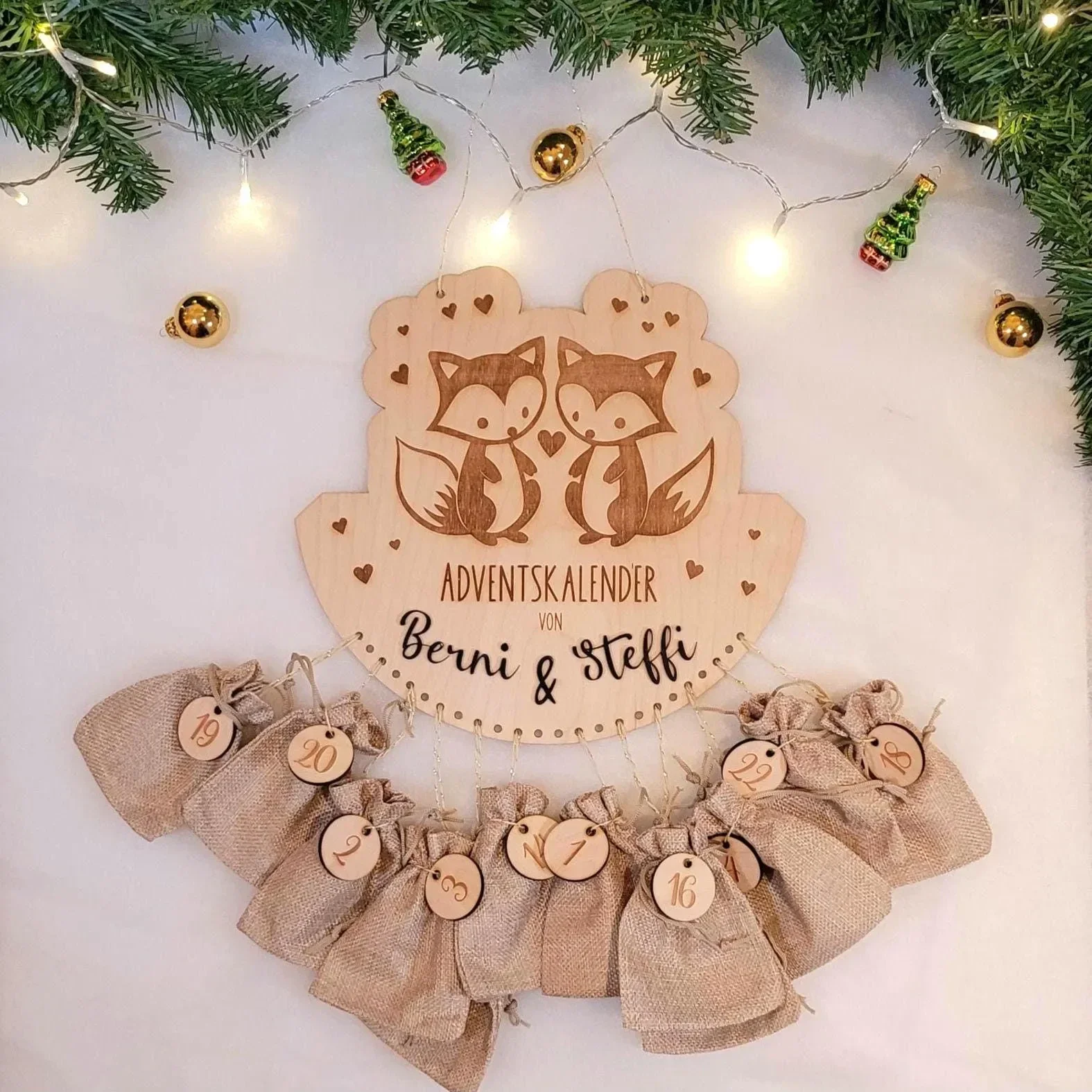 Personalisierbarer Paar Adventskalender aus Holz – Weihnachtskalender zum Selbstbefüllen mit Namen – DIY Adventskalender für Pärchen