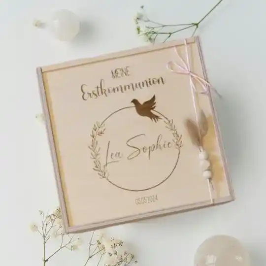Personalisierte Erinnerungsbox zur Erstkommunion – Holz-Schatzkiste mit Name & Motiv Blumenkranz – Geschenkidee für Paten, Oma, Großeltern 🎁✨