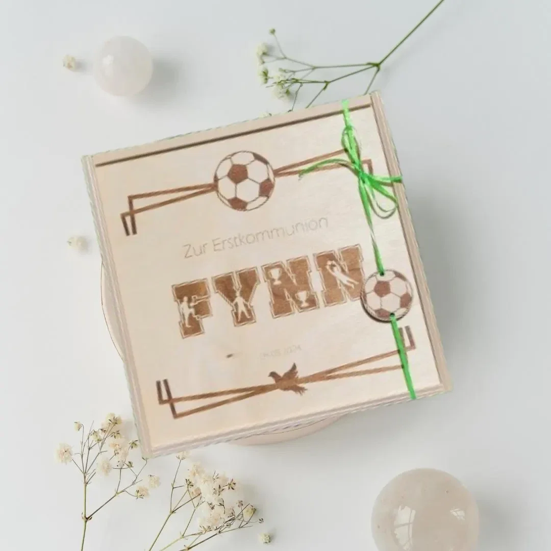 Personalisierte Erinnerungsbox zur Erstkommunion – Holz-Schatzkiste mit Name & Datum – Fußball-Motiv – Geschenk zur Kommunion, Konfirmation
