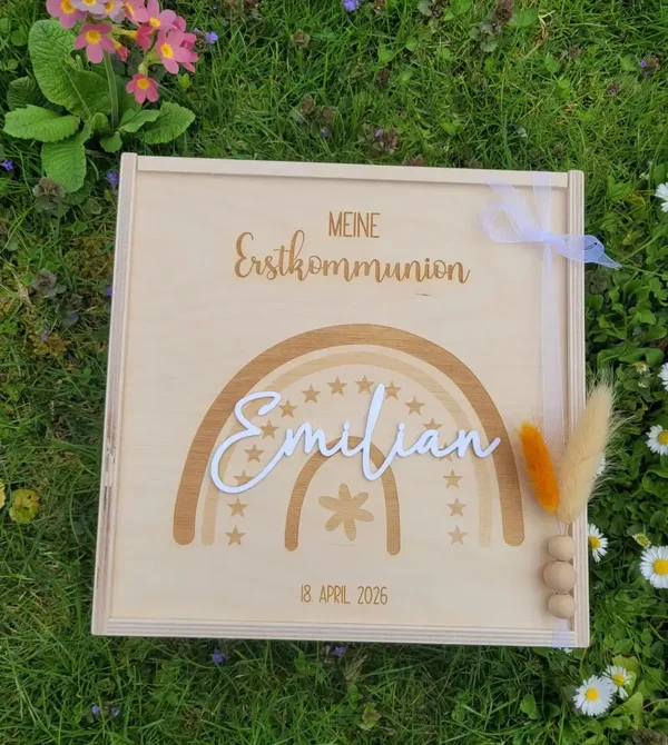 Personalisierte Erinnerungsbox zur Erstkommunion, Taufe, Schatzkiste mit Name & Datum, Motiv REGENBOGEN, Geschenkidee für Paten Erinnerung