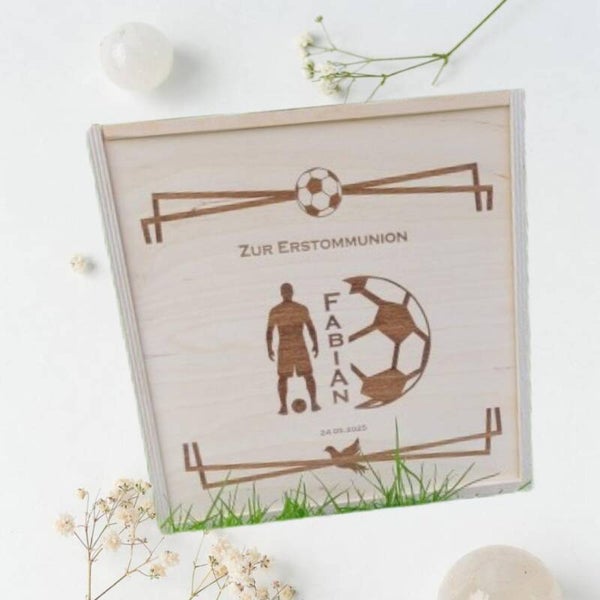 Personalisierte Erinnerungsbox zur Erstkommunion – Holz-Schatzkiste mit Name & Datum – Fußball-Motiv – Geschenk zur Kommunion, Konfirmation