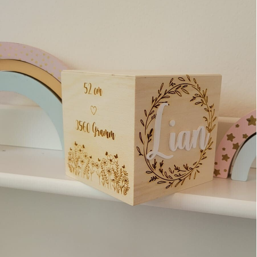 personalisierte Holz Würfel Spardose mit Gravur auf 4 Seiten: Namen, Geburtsdaten und Spruch "Sei mutig, wild und wunderbar" & Blumenwiese